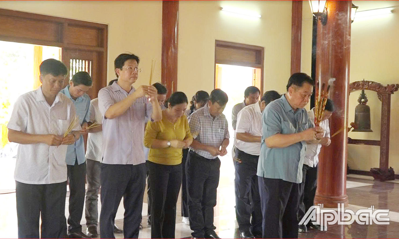 Trưởng Ban Tuyên giáo và Dân vận Trung ương Nguyễn Trọng Nghĩa viếng Đền thờ Liệt sĩ Gò Công
