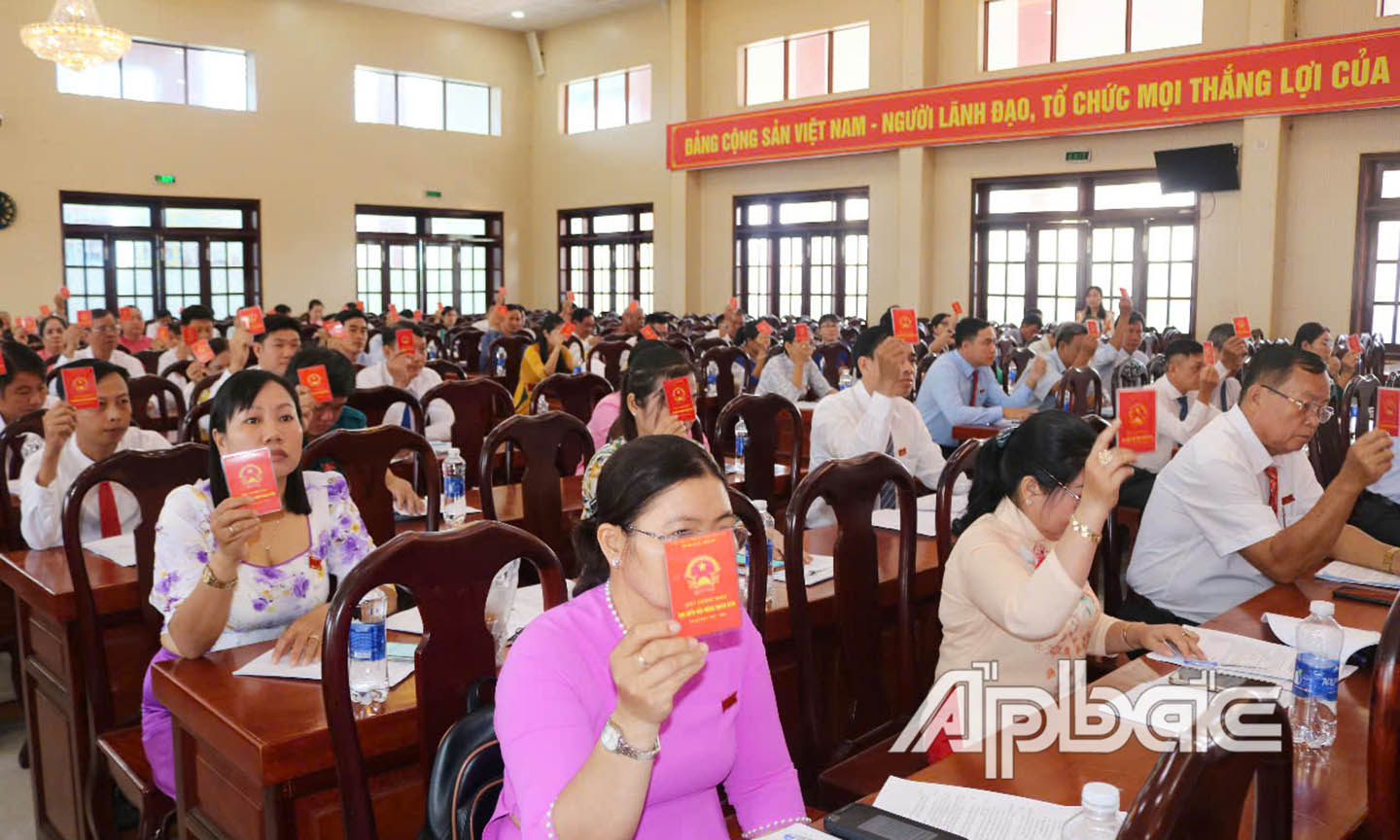 Đại biểu biểu quyết thống nhất các nghị quyết.