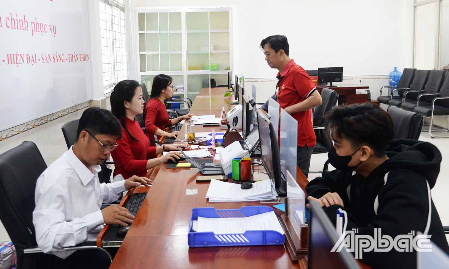 Người dân thực hiện thủ tục hành chính tại Trung tâm Phục vụ hành chính công xã Tân Phước 1.