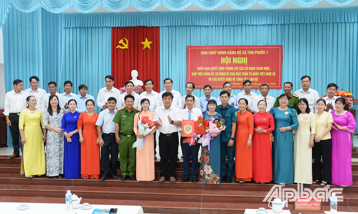 Đồng chí Đoàn Văn Tuấn trao quyết định và tặng hoa chúc mừng các đồng chí Ủy viên Ban Chấp hành Đảng bộ xã Tân Phước 1.