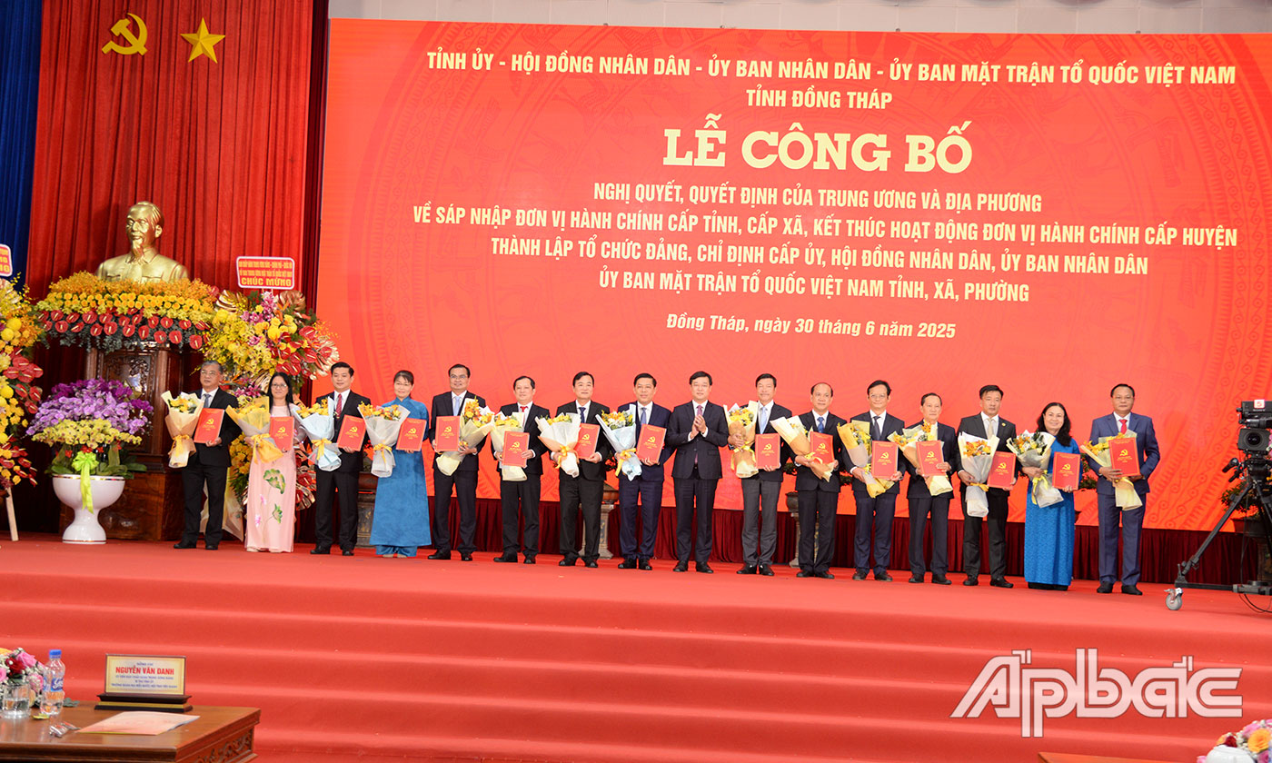 Đồng chí Lê Quốc Phong, Ủy viên BCH trung ương Đảng, Bí thư Tỉnh ủy trao Quyết định bổ nhiệm cho các tân Bí thư Đảng ủy xã, phường. Ảnh: MINH THÀNH