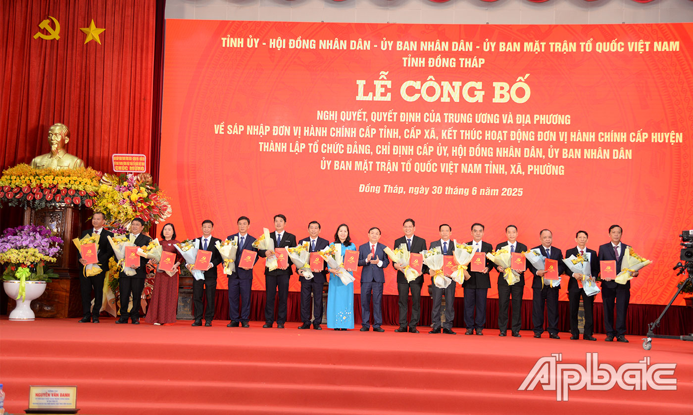 Đồng chí Phan Văn Thắng, Phó Bí thư Tỉnh ủy, Chủ tịch Ủy ban MTTQ trao Quyết định bổ nhiệm cho các tân Bí thư Đảng ủy xã, phường. Ảnh: MINH THÀNH