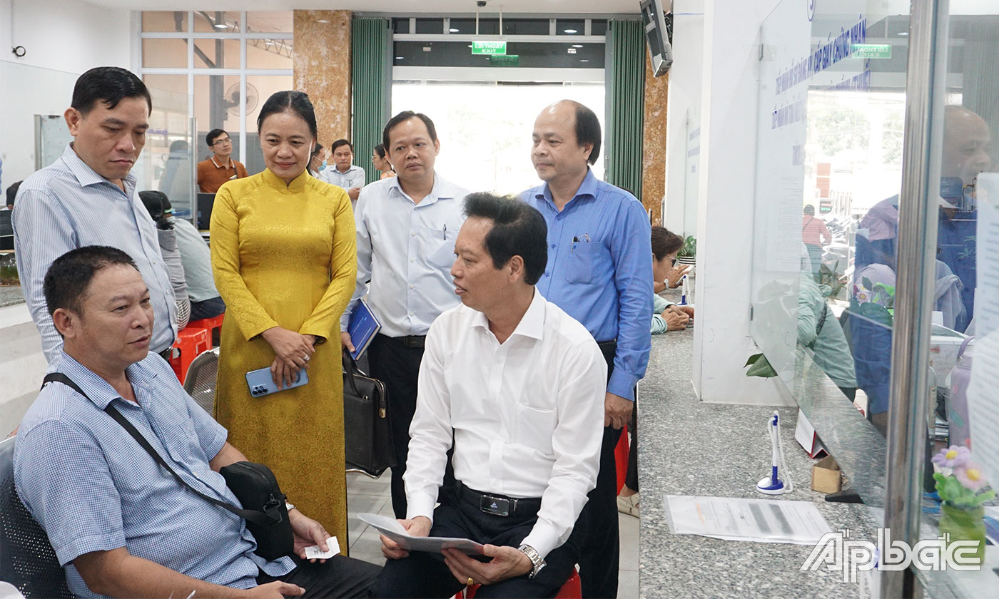 Đồng chí Nguyễn Thành Diệu thăm hỏi, trao đổi với người dân đến làm thủ tục hành chính tại Trung tâm Phục vụ hành chính công Phường Mỹ Tho