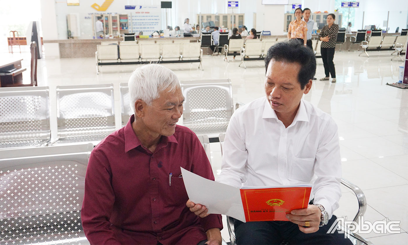 Thăm hỏi, trao đổi với người dân đến làm thủ tục hành chính tại Trung tâm Phục vụ hành chính công tỉnh 