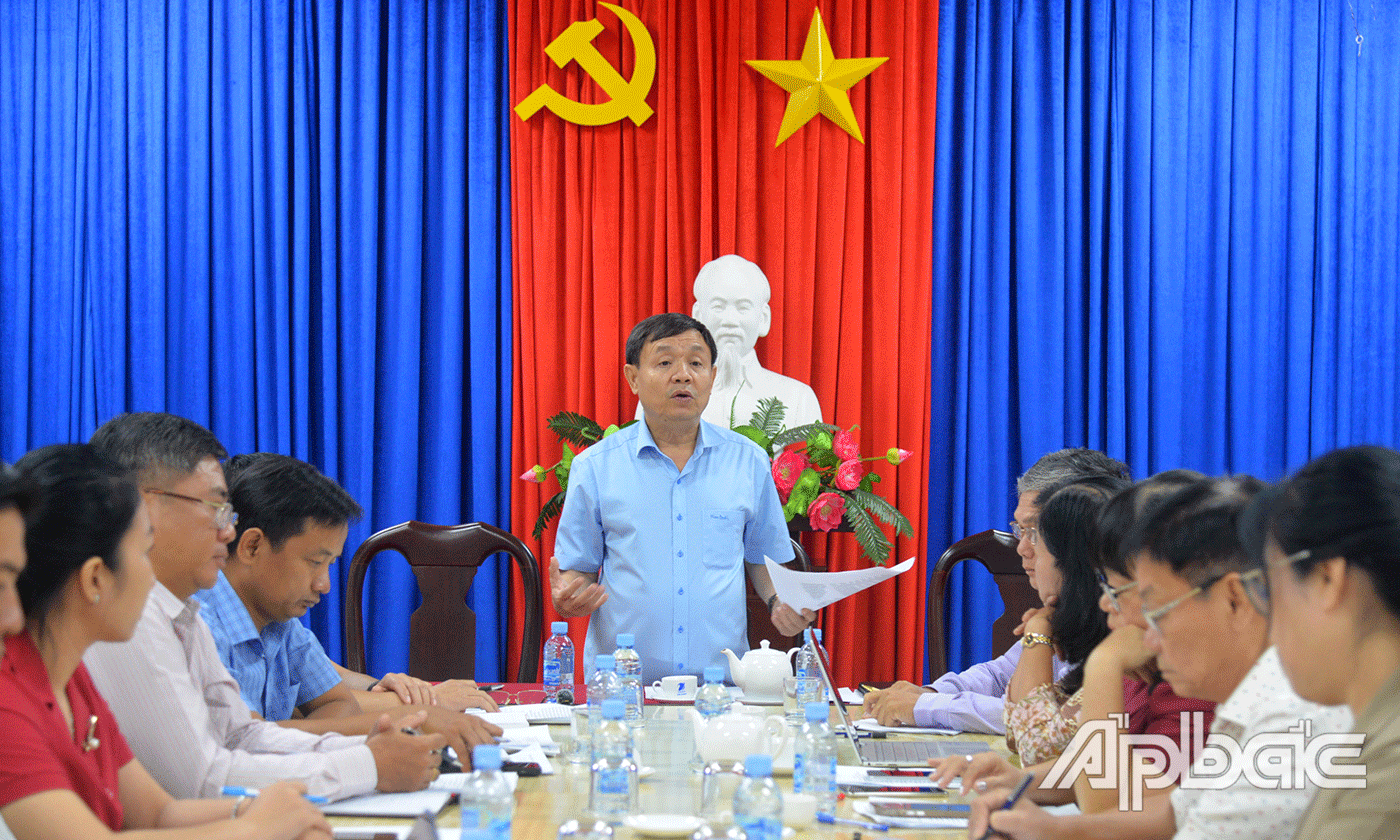 đồng chí Phan Văn Thắng, Phó Bí thư Tỉnh uỷ, Chủ tịch Uỷ Ban MTTQ tỉnh phát biểu tại cuộc họp.