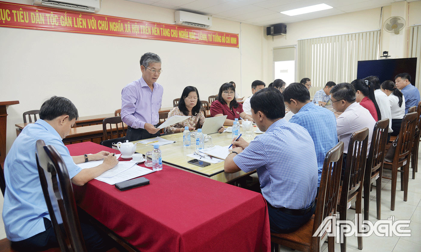 Đinh Văn Dũng, Uỷ viên Ban Thường vụ Tỉnh uỷ, Phó Chủ tịch Thường trực phát biểu tại cuộc họp.