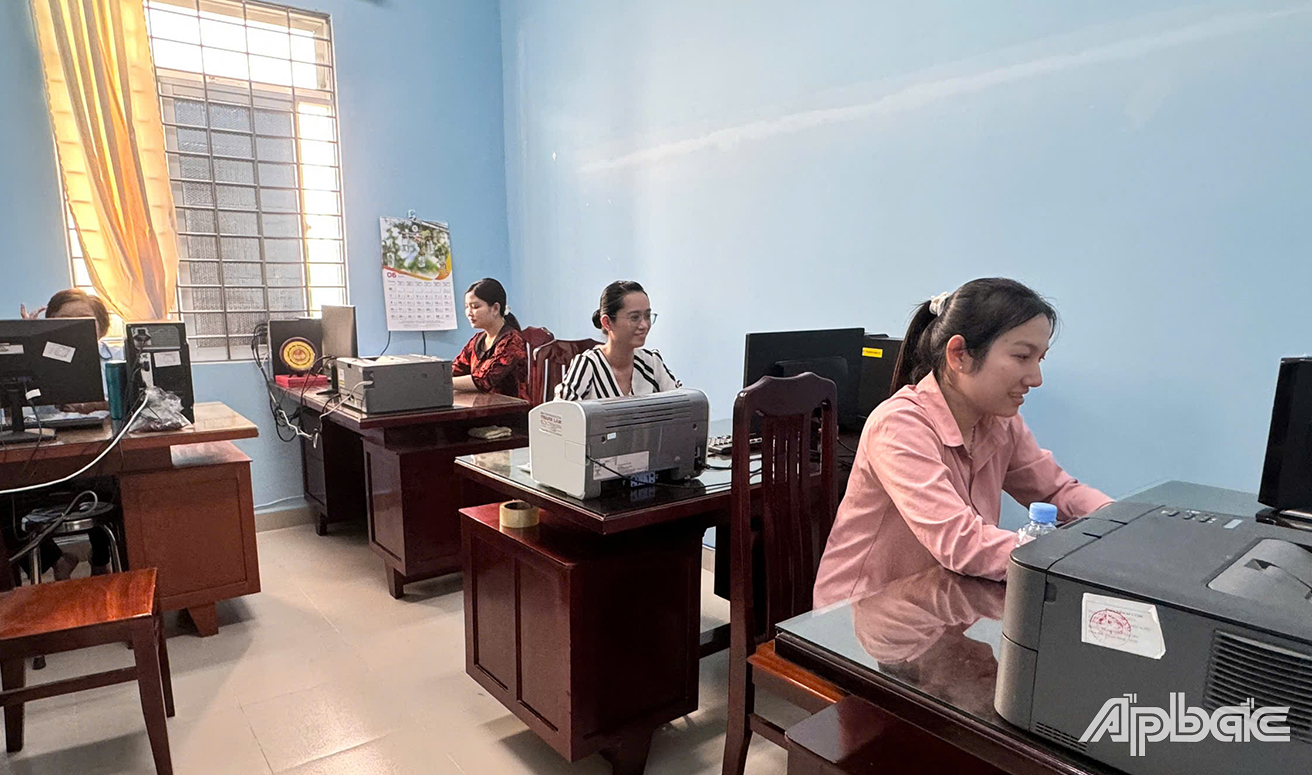 Công chức phường tập trung chuyên môn trong ngày làm việc đầu tiên