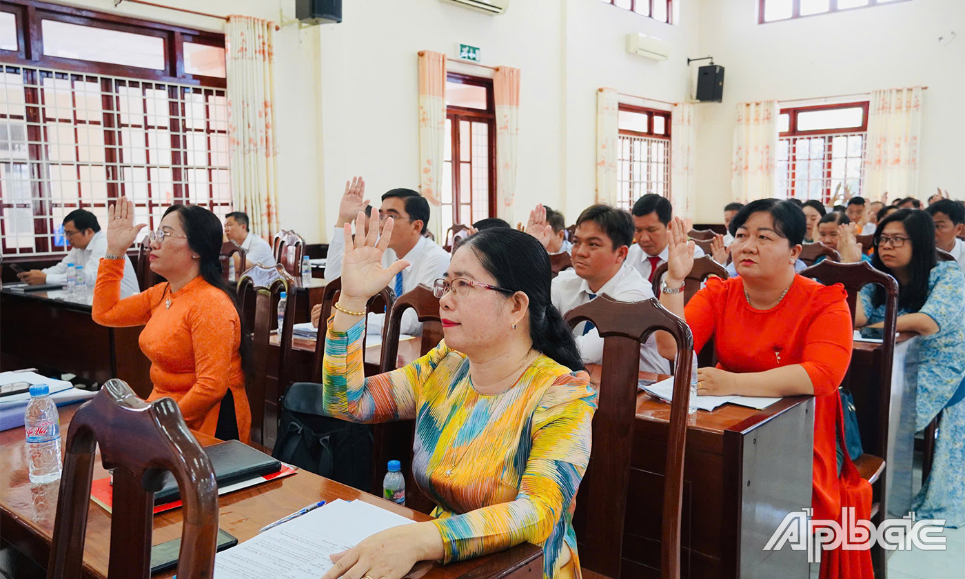 Đại biểu biểu quyết thông qua nghị quyết