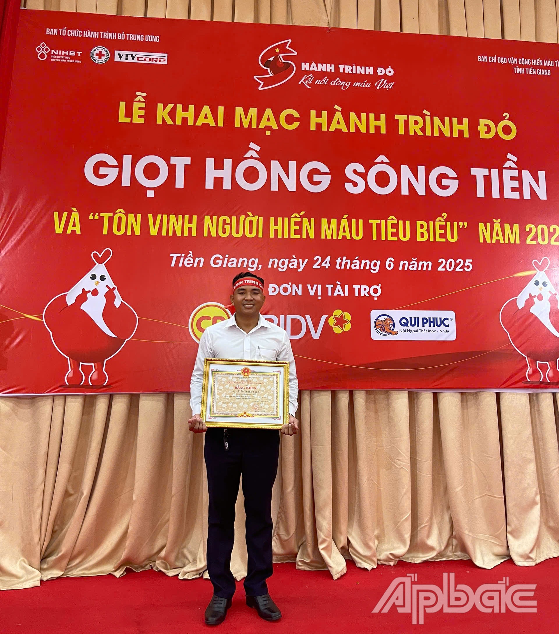 Thầy Tùng được tôn vinh người hiến máu tiêu biểu năm 2025 và được UBND tỉnh tặng Bằng khen. 