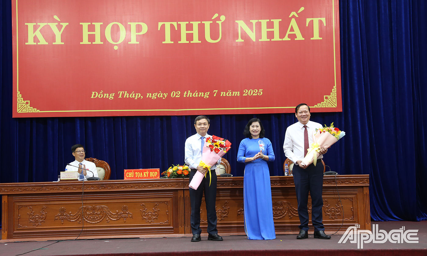 đồng chí Châu Thị Mỹ Phương, Phó Bí thư Tỉnh ủy, Chủ tịch HĐND tỉnh thay mặt Thường trực HĐND tỉnh tặng hoa thay lời cảm ơn đến các đồng chí