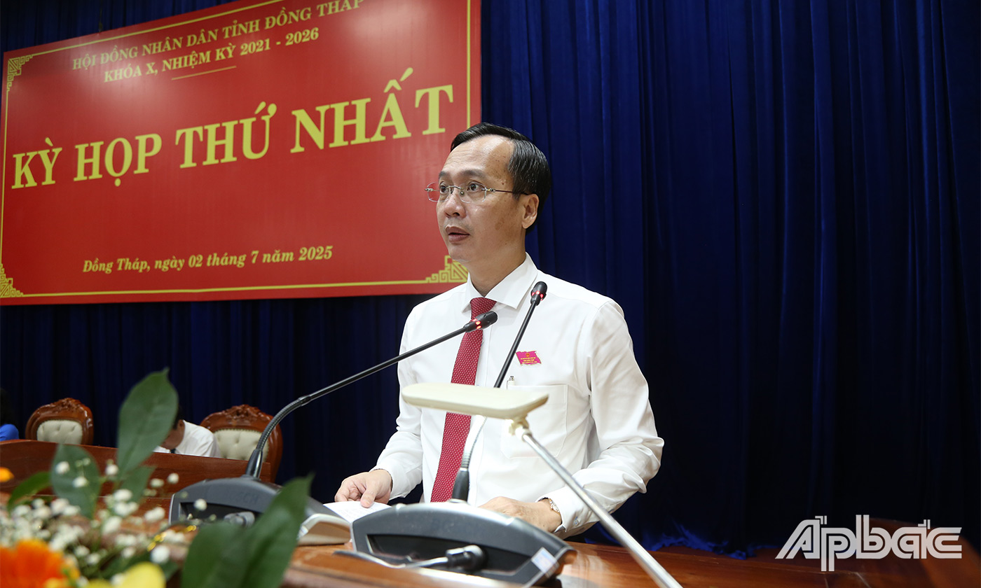 Phó Bí thư Tỉnh ủy, Chủ tịch UBND tỉnh trình tóm tắt các Tờ trình