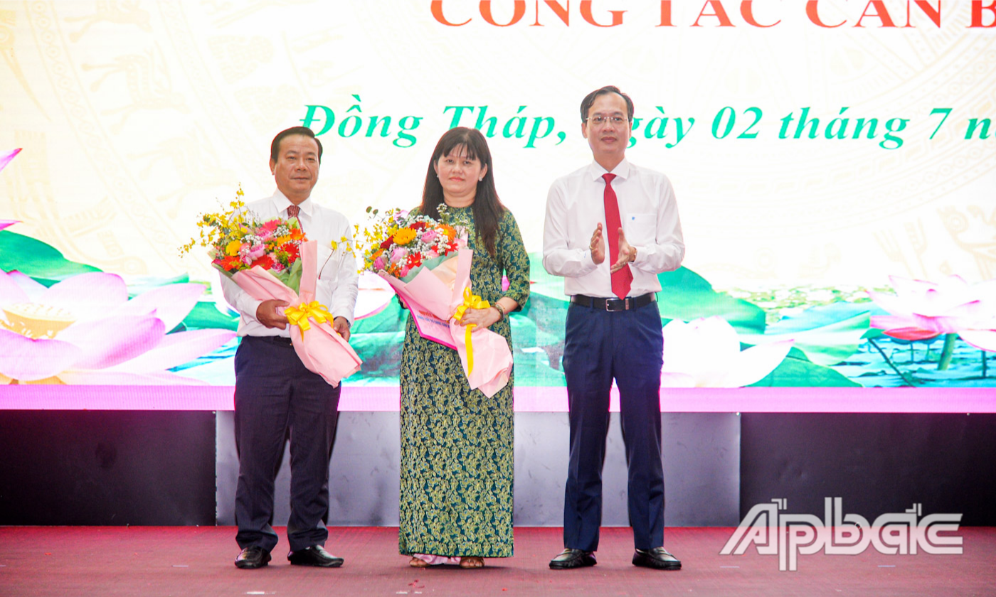 Đồng chí Trần Trí Quang trao quyết định thành lập Quỹ Đầu tư và Phát triển tỉnh Đồng Tháp.