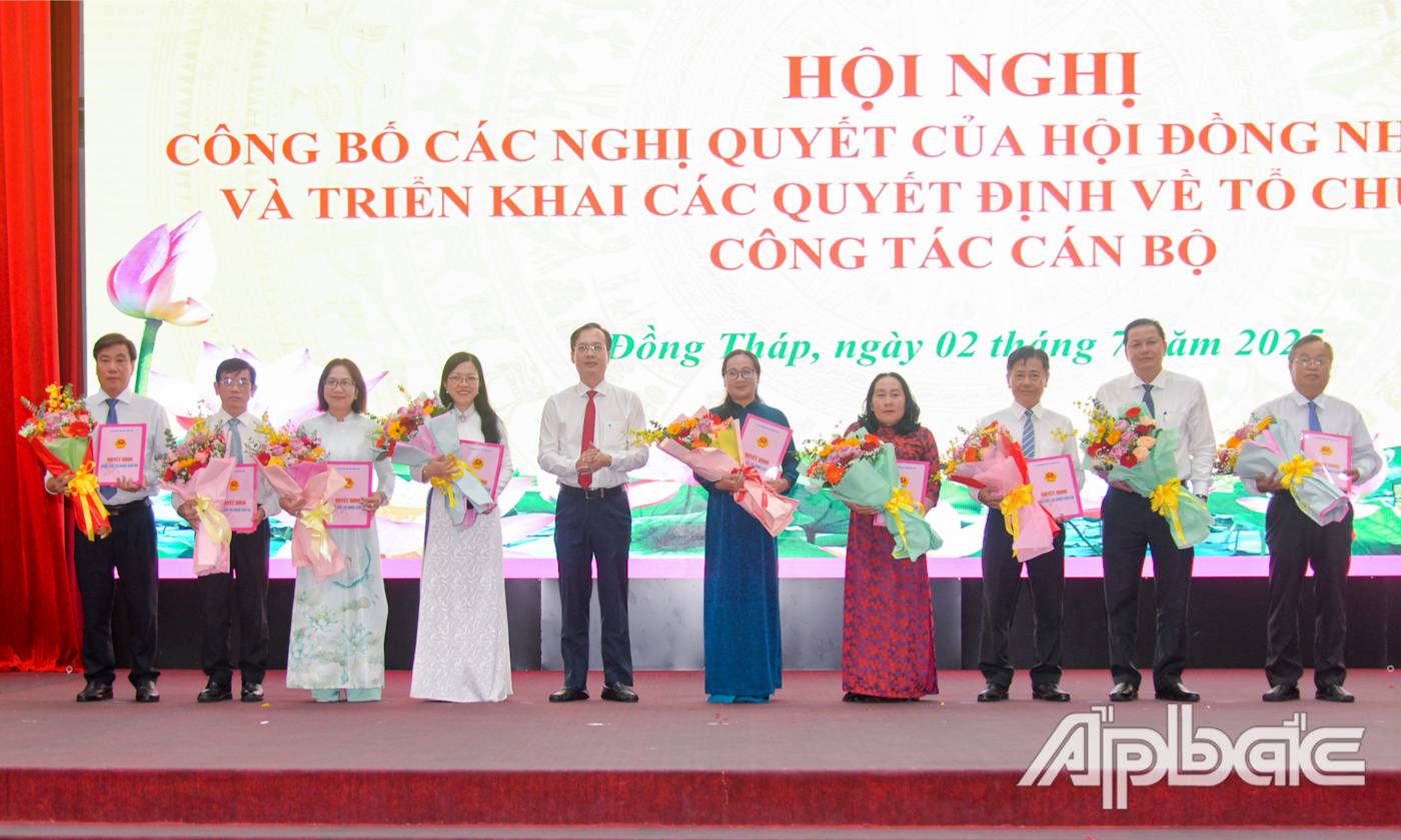 Đồng chí Trần Trí Quang trao quyết định bổ nhiệm giữ các chức vụ Giám đốc, Phó Giám đốc Sở Tài chính.