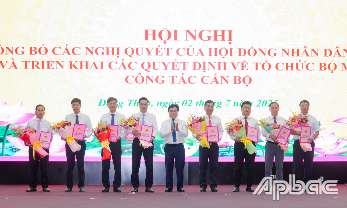 Đồng chí Trần Văn Dũng, Ủy viên Ban Thường vụ Tỉnh ủy, Phó Chủ tịch UBND tỉnh trao quyết định bổ nhiệm giữ các chức vụ Giám đốc, Phó Giám đốc Sở Xây dựng.
