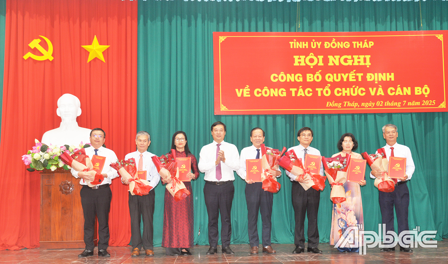 Đồng chí Lê Quốc Phong, Ủy viên BCH Trung ương Đảng, Bí thư Tỉnh ủy trao quyết định thành lập các cơ quan Đảng trực thuộc Tỉnh ủy