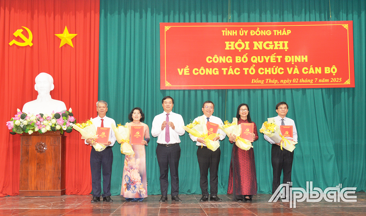 Đồng chí Lê Quốc Phong, Ủy viên BCH Trung ương Đảng, Bí thư Tỉnh ủy trao quyết định bổ nhiệm Trưởng các ban các cơ quan Đảng trực thuộc Tỉnh ủy