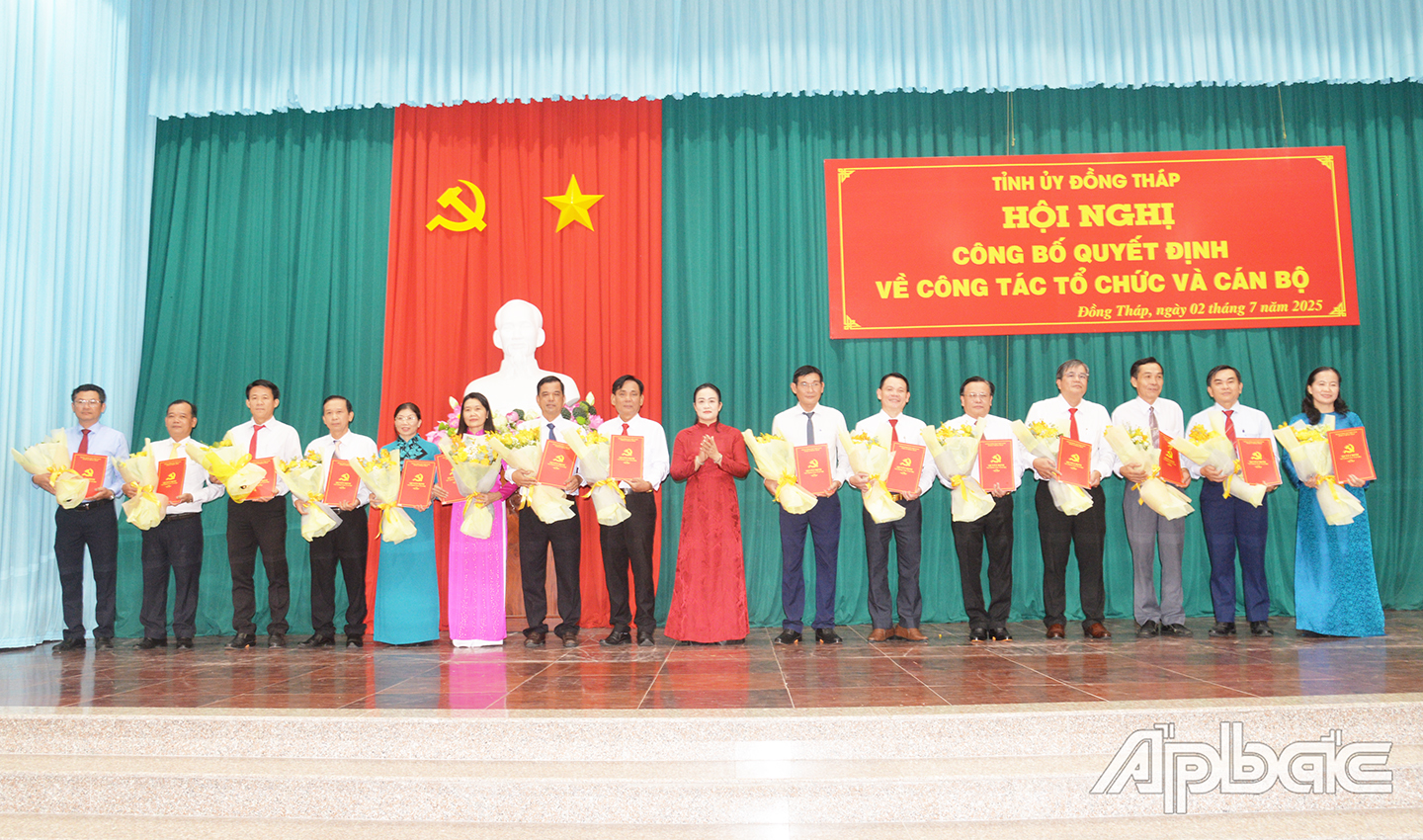 đồng chí Nguyễn Hải Trâm, Phó Bí thư Thường trực Tỉnh ủy trao Quyết định bổ nhiệm cấp phó 