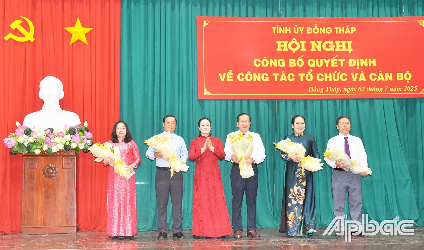 Đồng chí Nguyễn Hải Trâm, Phó Bí thư Thường trực Tỉnh ủy trao hoa chúc mừng các đồng chí được trung ương chỉ định giữ nhiệm vụ chủ nhiệm và phó Chủ nhiệm Ủy ban kiểm tra Tỉnh ủy