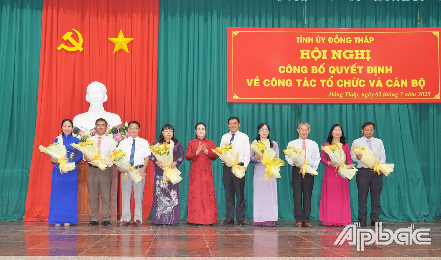 Đồng chí Nguyễn Hải Trâm, Phó Bí thư Thường trực Tỉnh ủy trao hoa chúc mừng các đồng chí được Trung ương chỉ định giữ nhiệm vụ