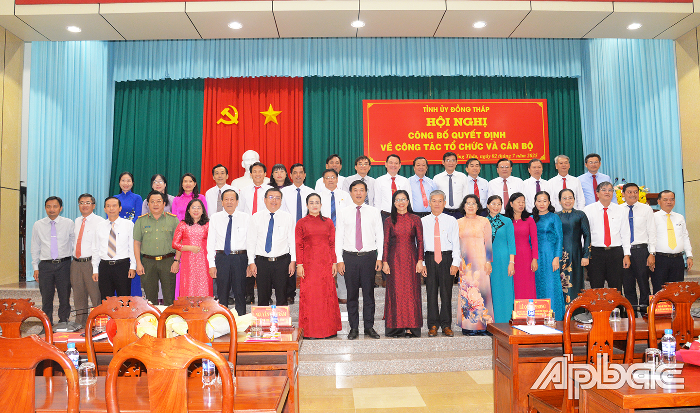 Thường trực Tỉnh ủy chúc mừng các đồng chí vừa được bổ nhiệm chức vụ lãnh đạo, quản lý các 