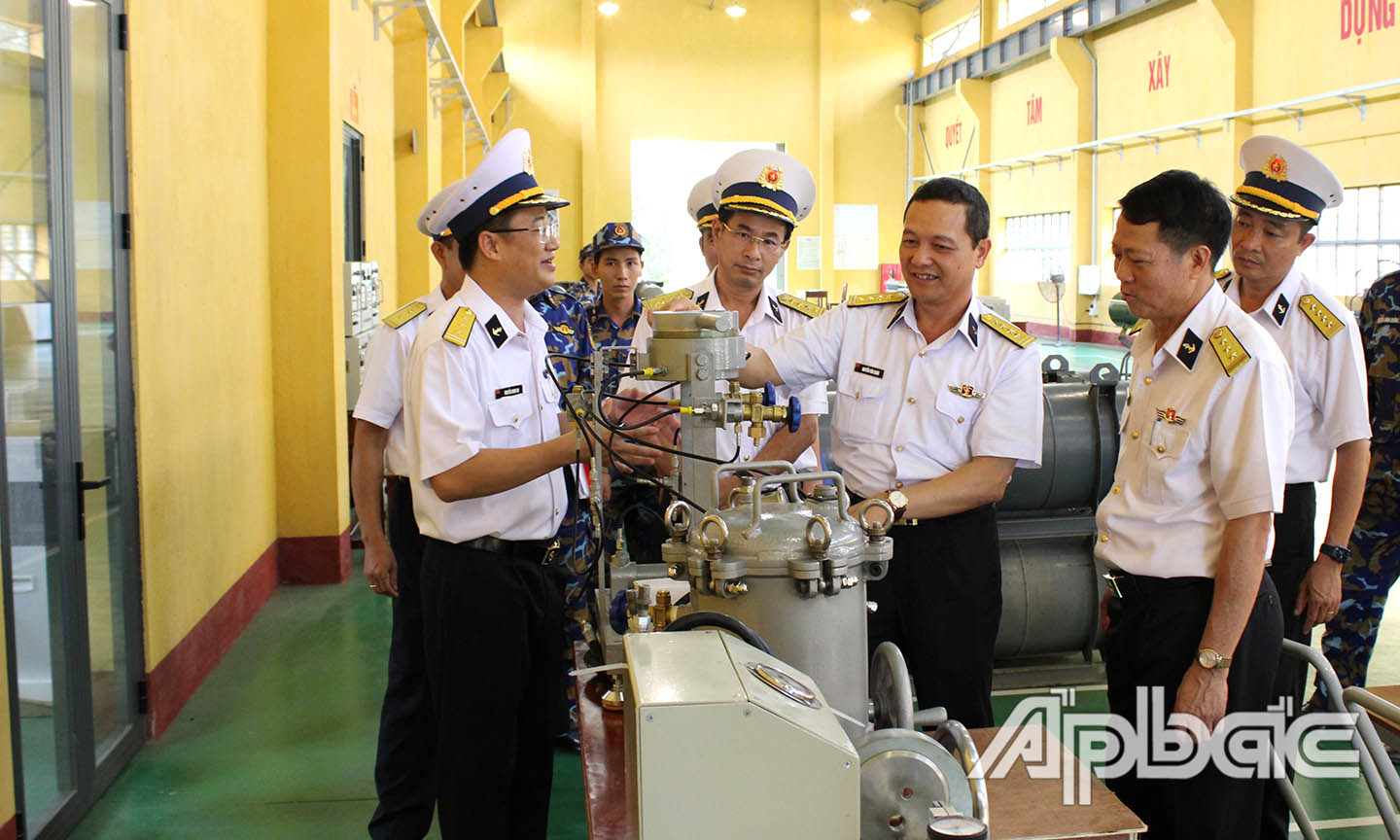 Đại tá Nguyễn Văn Quán, Tư lệnh Vùng 2 Hải quân kiểm tra các trang thiết bị kỹ thuật tại Trạm Ngư lôi 93