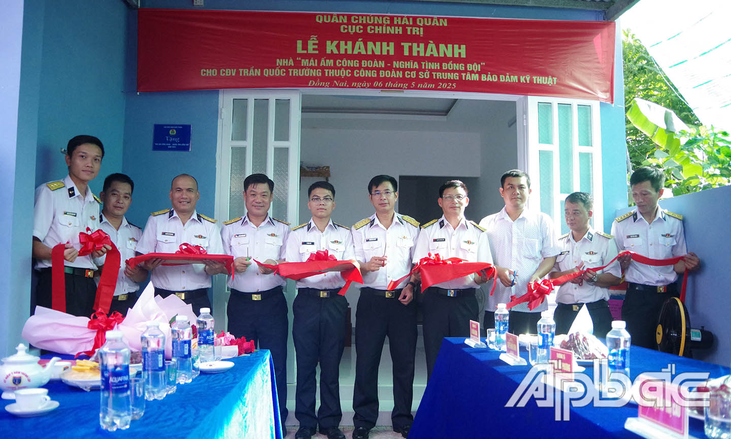 Trao Nhà mái ấm Công đoàn, nghĩa tình đồng đội cho quân nhân