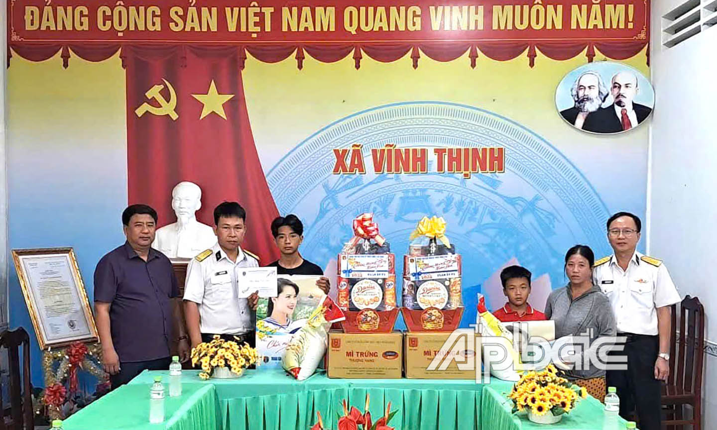 Trao quà cho các cháu là con ngư dân được đơn vị đỡ đầu