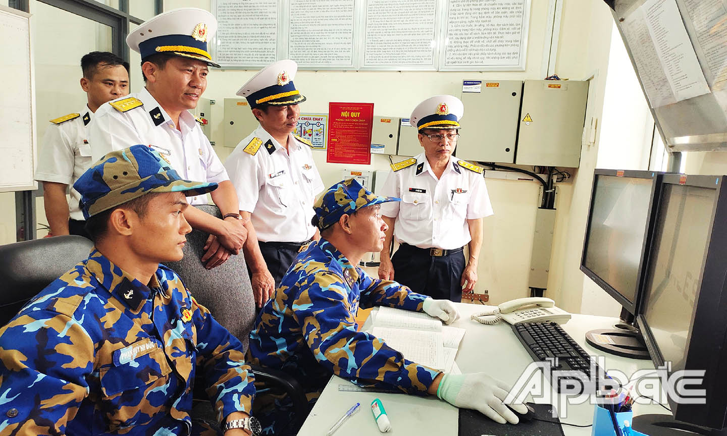Thủ trưởng Bộ Tư lệnh Vùng 2 và Trung đoàn 251 nắm tình hình vận hành, khai thác trang bị Ra đa của cán bộ, chiến sĩ Trung đoàn