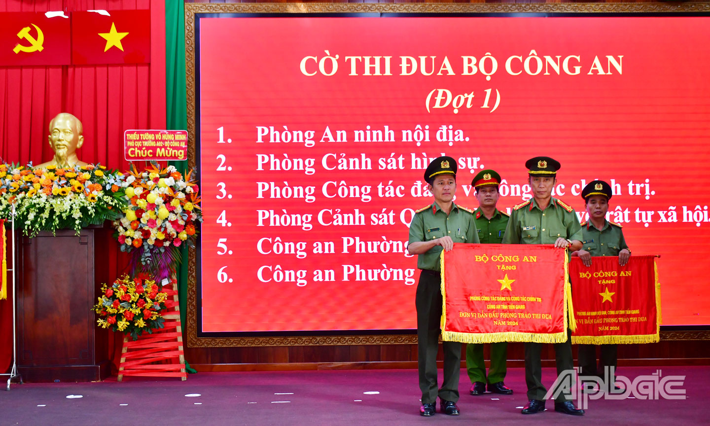 Năm 2024, Phòng Công tác đảng và công tác chính trị, hiện tại là Phòng Công tác chính trị được Bộ Công an tặng Cờ thi đua xuất sắc.                                                                                Ảnh: Đặng Thanh