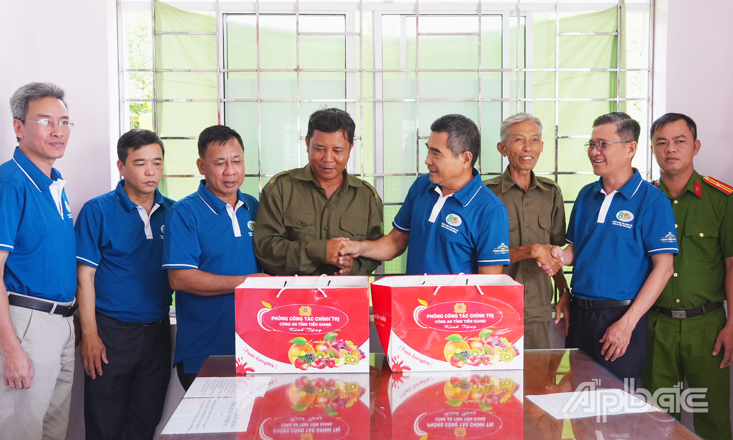 Tặng quà lực lượng tham gia bảo vệ an ninh, trật tự ở cơ sở nhân dịp tổ chức sinh hoạt chính trị,  về nguồn, thăm các di tích lịc sử trên địa bàn TP. Gò Công (nay là phường Gò Công).  Ảnh: Đặng Thanh