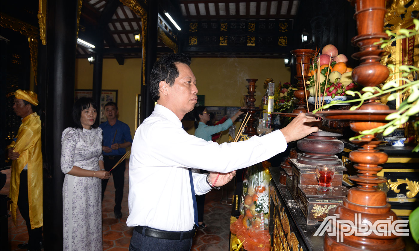 Đồng chí Nguyễn Thành Diệu thắp hương Đức Quốc Công Phạm Đăng Hưng.