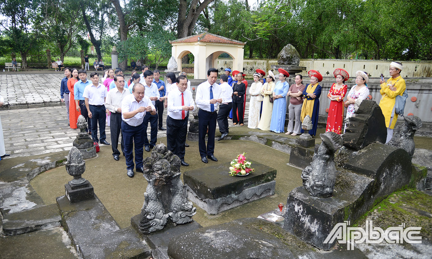Lãnh đạo tỉnh thắp hương lăng mộ Đức Quốc Công Phạm Đăng Hưng.