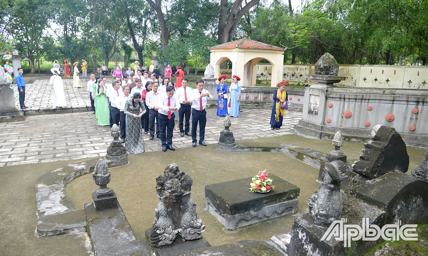 Các đại biểu thắp hương lăng mộ Đức Quốc Công Phạm Đăng Hưng.
