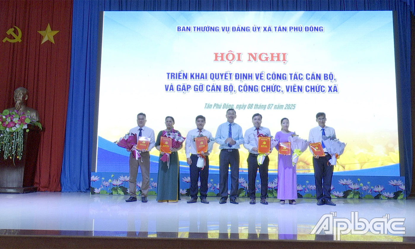 Đồng chí Bùi Thái Sơn trao quyết định và tặng hoa lãnh đạo các cơ quan giúp việc Ban Thường vụ Đảng ủy xã Tân Phú Đông.