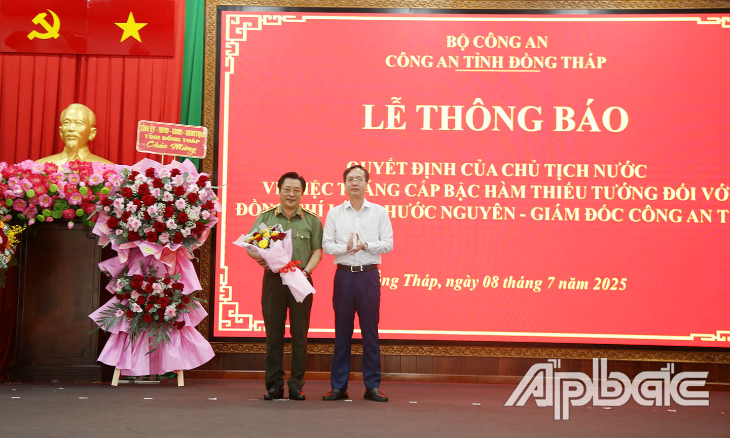 Đồng chí Trần Trí Quang, Chủ tịch UBND tỉnh Đồng Tháptặng hoa chúc mừng đồng chí Lâm Phước Nguyên, Giám đốc Công an tỉnh.