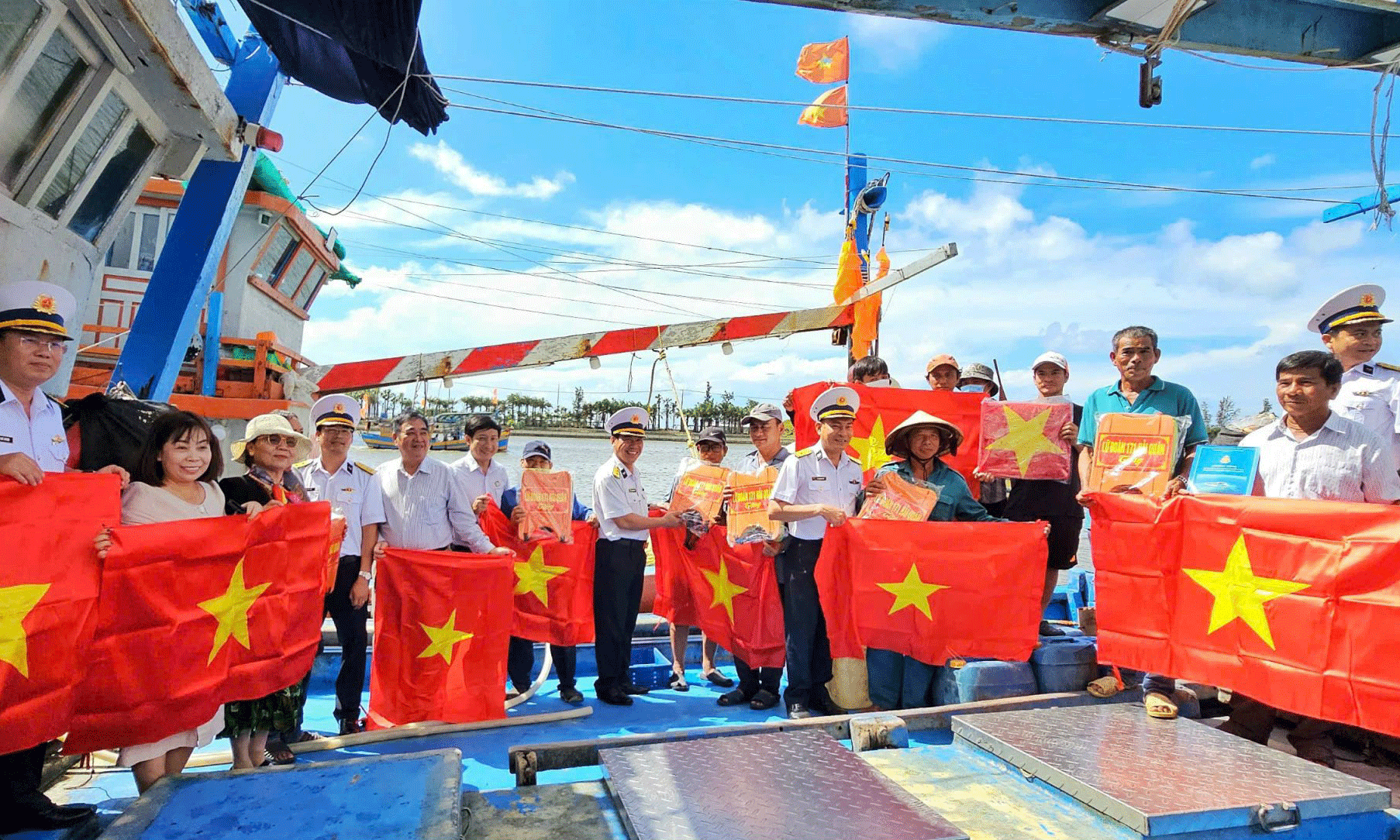 Lữ đoàn 171 tổ chức Chương trình “Hải quân làm điểm tựa cho ngư dân vươn khơi bám biển” tại thị trấn Phước Hải, huyện Đất Đỏ, tỉnh Bà Ria - Vũng Tàu (nay là TP. Hồ Chí Minh).