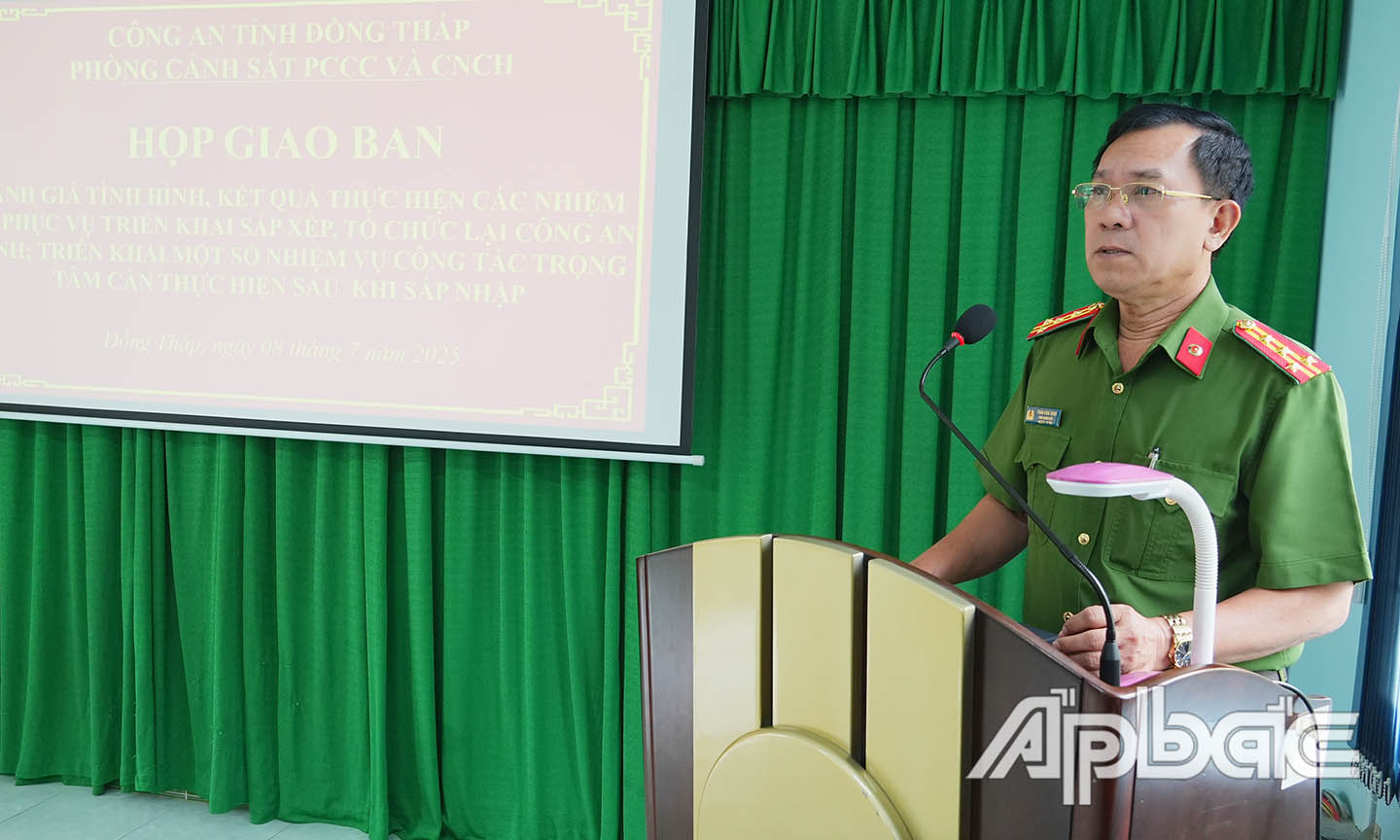 3. Đại tá Trần Văn Tròn, Phó Giám đốc Công an tỉnh phát biểu chỉ đạo tại cuộc họp. Ảnh Trọng Tín