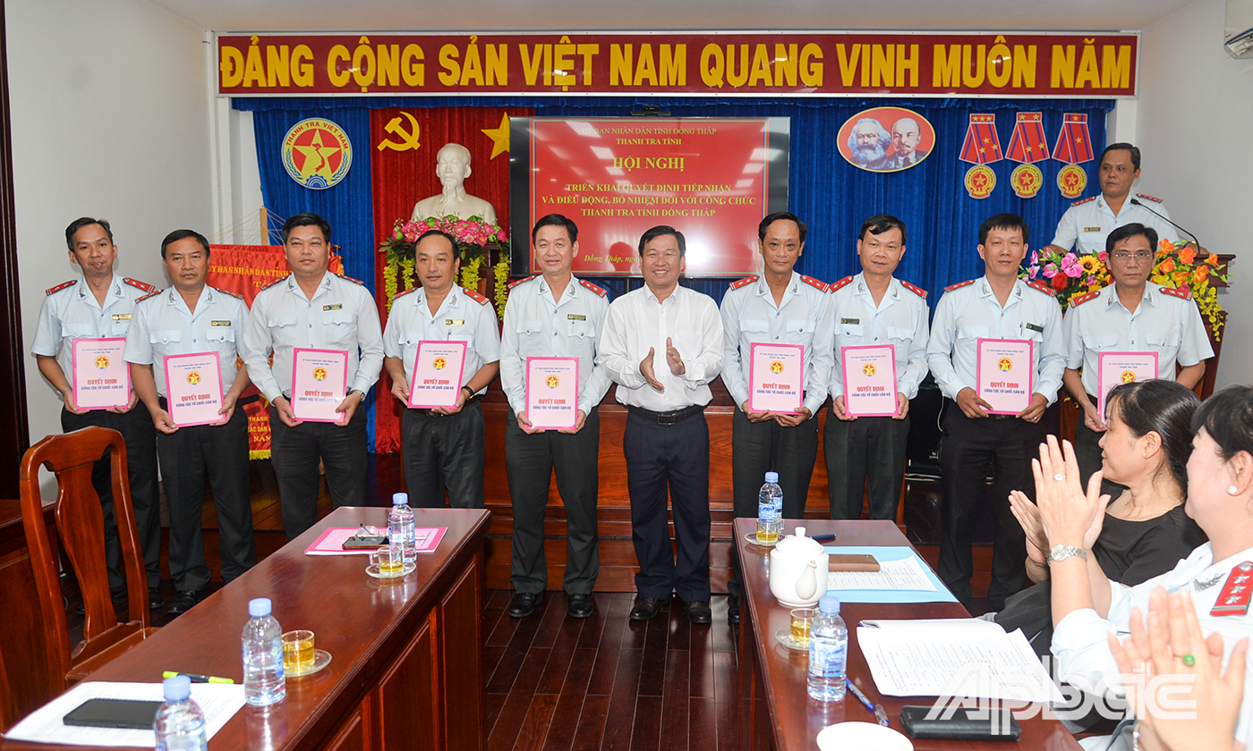 Đồng chí Phạm Văn An trao Quyết định bổ nhiệm trưởng các phòng chuyên môn.