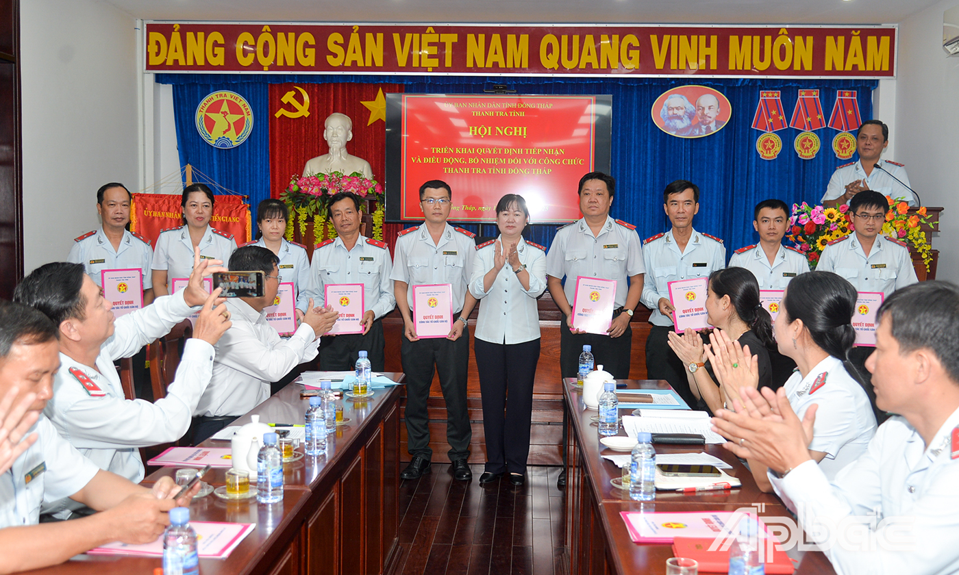 Đồng chí Lê Thị Kim Dung, Phó Chánh Thanh tra tỉnh trao Quyết định bổ nhiệm các phó trưởng  phòng chuyên môn.