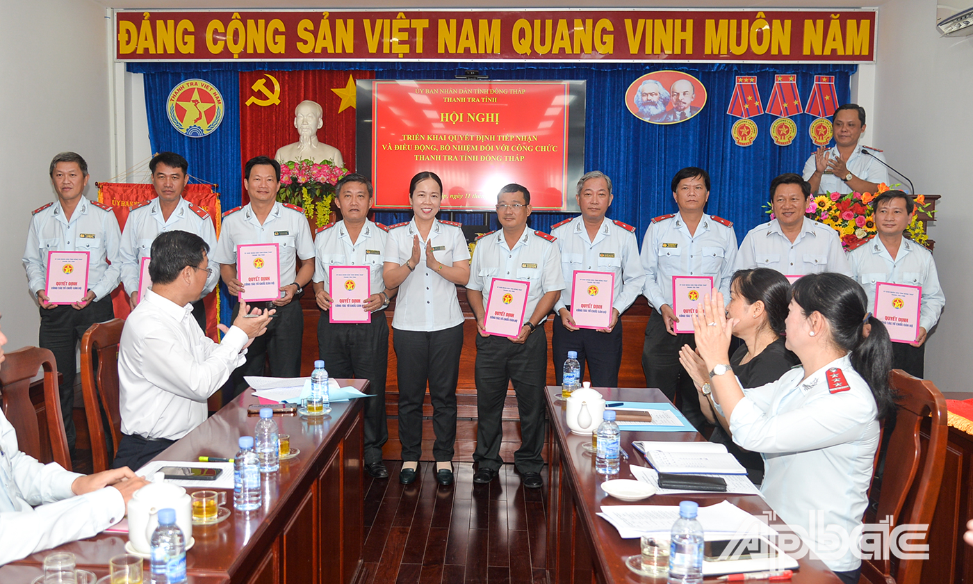 Đồng chí Huỳnh Thị Kim Duyên, Phó Chánh Thanh tra tỉnh trao Quyết định bổ nhiệm các phó trưởng phòng chuyên môn.