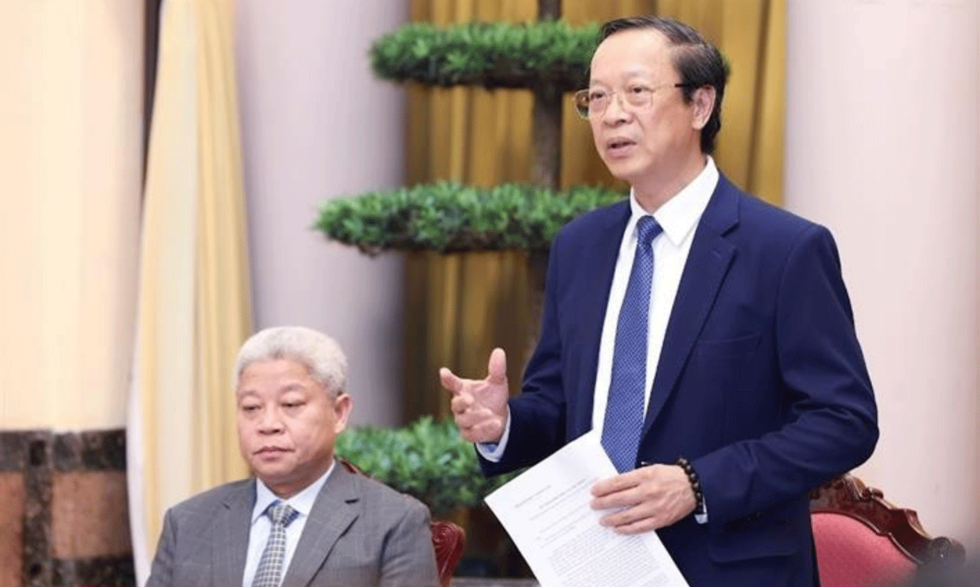 Thứ trưởng Thường trực Giáo dục và Đào tạo Phạm Ngọc Thưởng trao đổi tại họp báo. 