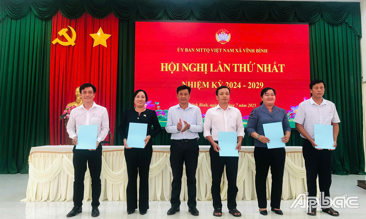 Trao quyết định công nhận các chức danh trong Ban Thường trực Ủy ban MTTQ Việt Nam xã Vĩnh Bình