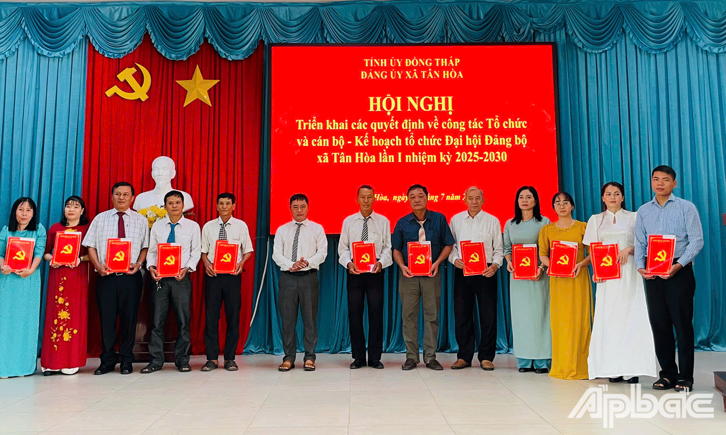 triển khai quyết định thành lập các chi, đảng bộ; các cơ quan chuyên môn và bổ nhiệm cán bộ lãnh đạo. 