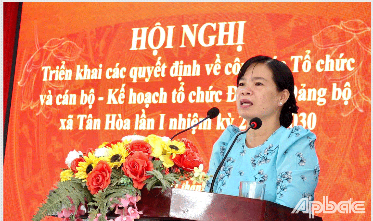 đồng chí Nguyễn Thị Huỳnh Trang, Bí thư Đảng ủy, Chủ tịch HĐND xã Tân Hòa phát biểu tại hội nghị.