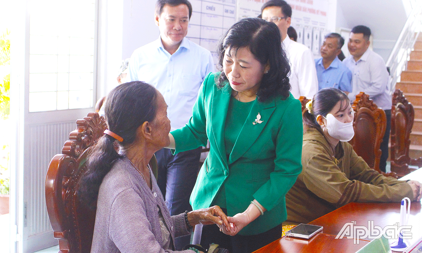 Đồng chí Châu Thị Mỹ Phương thăm hỏi người dân về mức độ hài lòng khi thực hiện dịch vụ tại Trung tâm Phục vụ hành chính công phường Mỹ Phong.