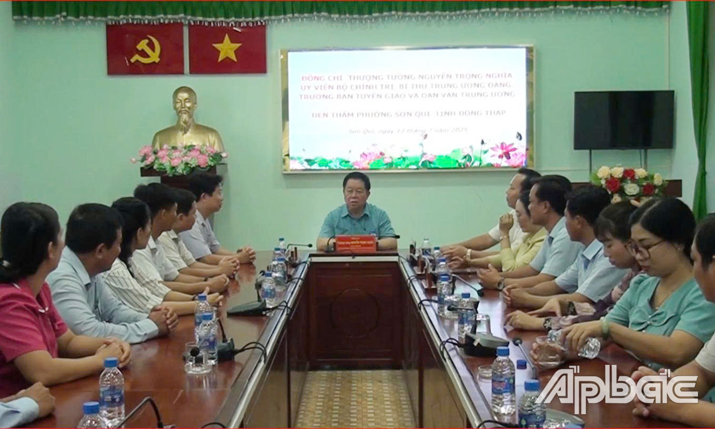 Đồng chí Nguyễn Trọng Nghĩa làm việc với phường Sơn Qui.
