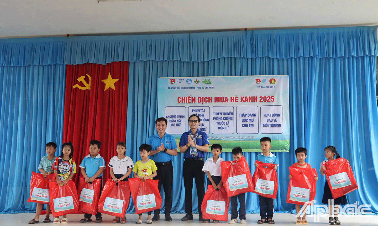 trao tặng 20 phần quà cho học sinh có hoàn cảnh khó khăn, vươn lên học tốt tại Trường Tiểu học Thạnh Tân