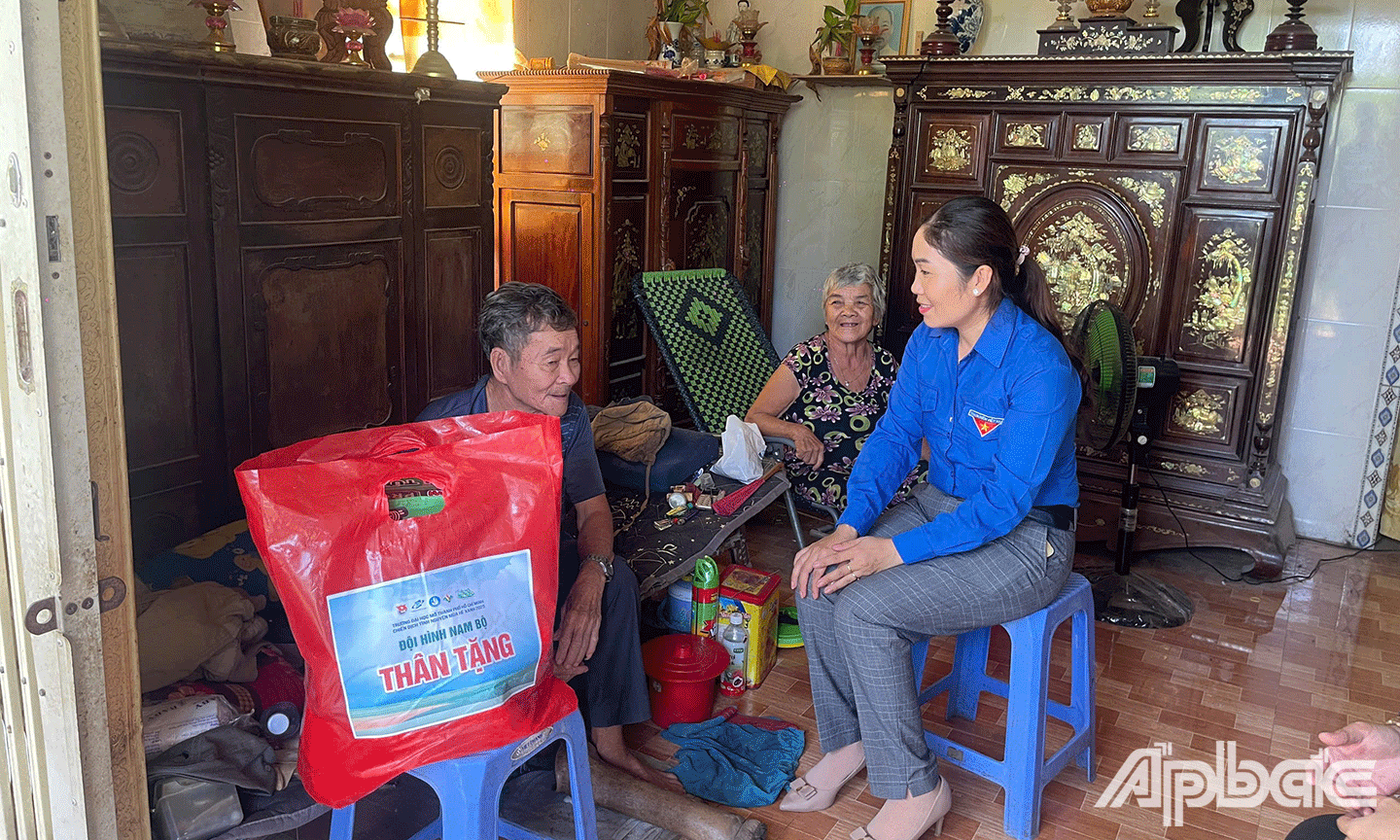 đoàn đã đến thăm hỏi, tặng quà cho 10 gia đình chính sách, tri ân những người có công với cách mạng