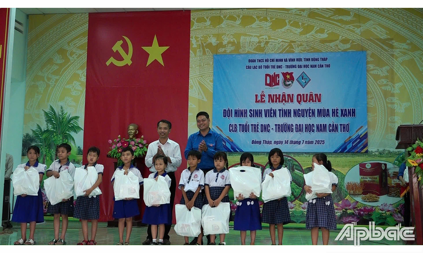 Trao quà cho học sinh nghèo