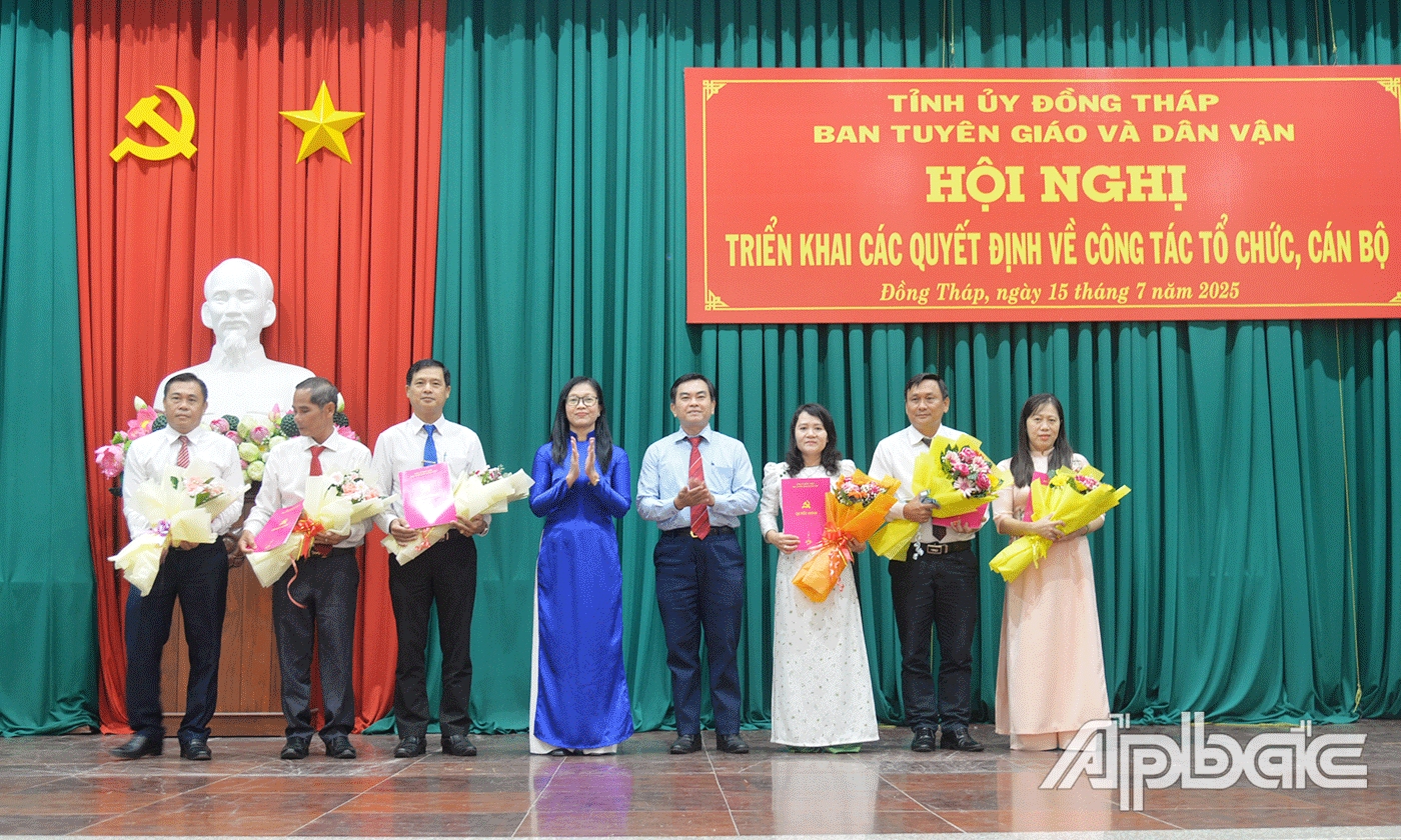 Trao Quyết định bổ nhiệm các Trưởng phòng.